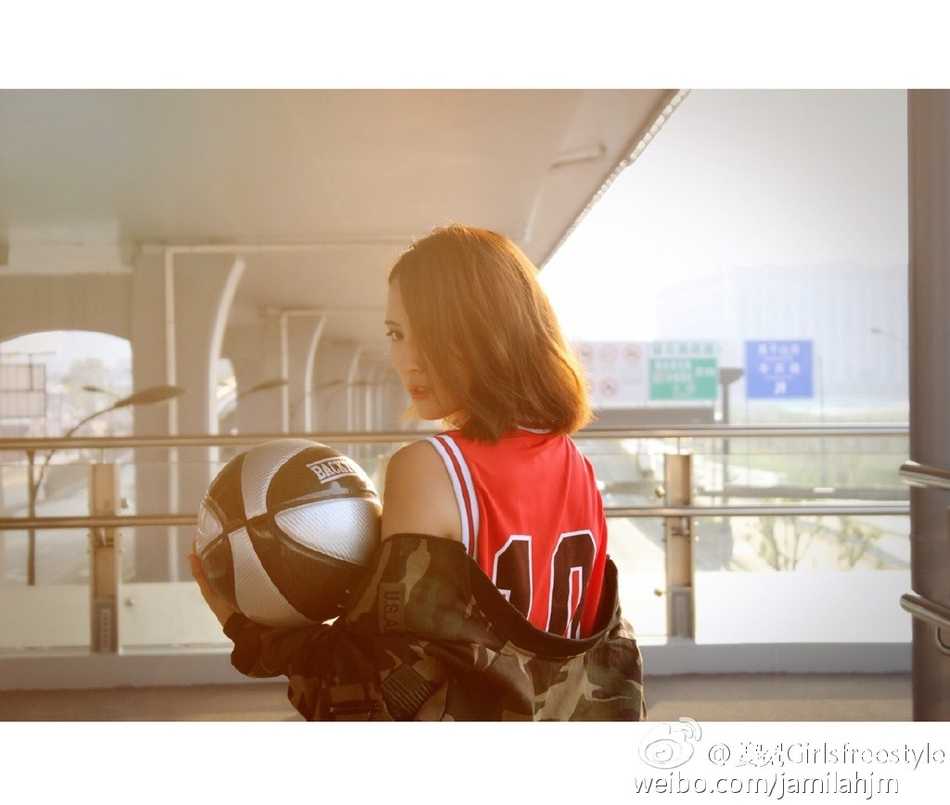 姜冕在球场上运球突破，动作流畅而迅捷，长长的头发在风中飞扬，展现出实战中的飒爽英姿。