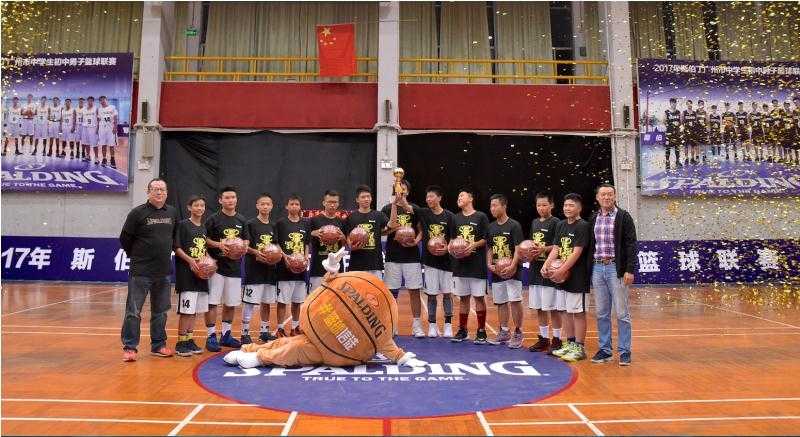 广雅中学体育馆内座无虚席，看台上彩旗飘扬，身穿校服的同学们挥舞着充气棒，眼神热切地聚焦在赛场中央那块即将燃烧的战场。