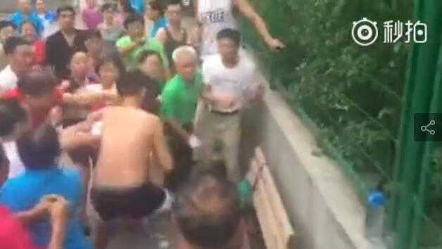 新开辟的广场舞场地略显局促，地面也并非十分平整，几位大妈站在场边，脸上露出不满与失落的神情，眺望着远处熟悉的篮球场。