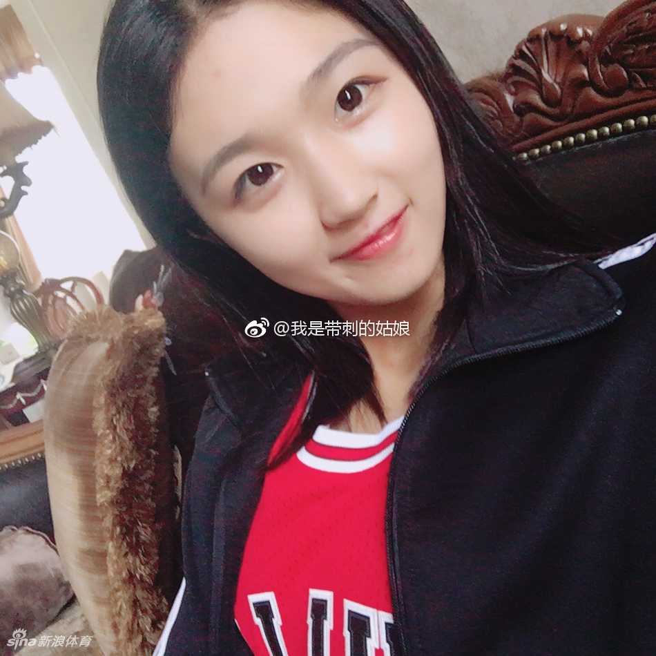 篮球场上的带刺玫瑰:她是甜美与野性的完美结合 一个成功的过人动作后,她回头一笑,那份属于胜利者的得意和娇憨,瞬间融化了人心