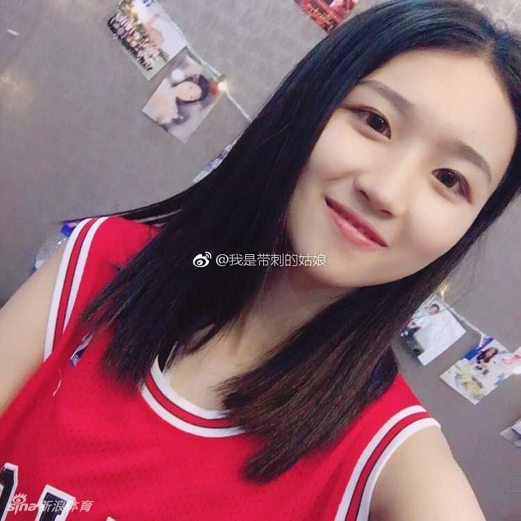 篮球场上的带刺玫瑰:她是甜美与野性的完美结合 看台上为球队加油的她,双手拢在嘴边,眼神里充满了对胜利的渴望,是最美第12人