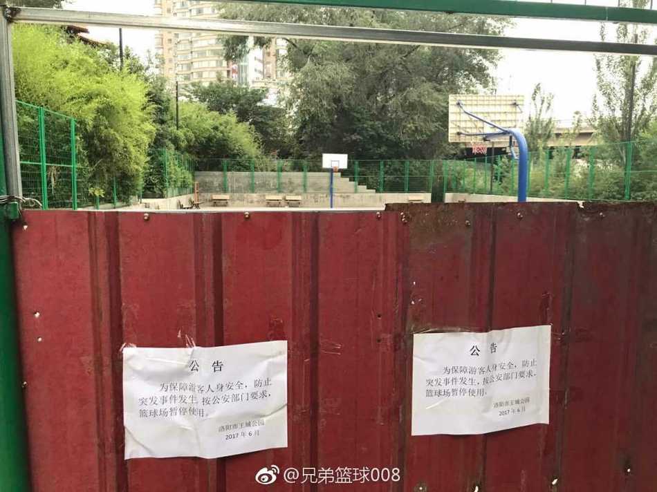 一张从高处俯拍的照片，篮球场内空空如也，而紧邻的外围区域则被前来围观或锻炼的人群占据。球场的边界线格外刺眼，它划定了规则，却划不定需求，这道线成为了公共资源分配难题最直观的写照。