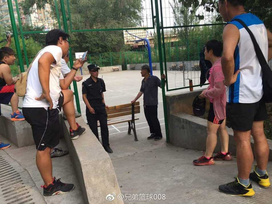 在距离原篮球场不远处的空地上，大爷大妈们已经摆开阵势重新起舞，虽然新场地略显紧凑，但她们的脸上依然带着对舞蹈的专注与热情，身后的绿树与灯光见证着这场耐心的转移。