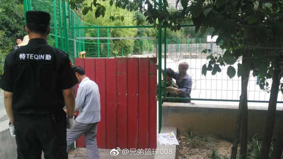 几名年轻人站在空荡荡的篮球架下，手中抱着篮球，眼神中透露出无奈与渴望。曾经挥洒汗水的场地如今变得寂静，他们与不远处跳舞的人群形成鲜明对比，凸显出公共资源紧张下的双输局面。