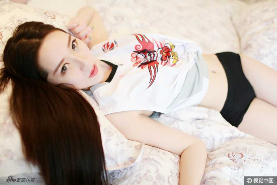 篮球宝贝近距离特写，精致妆容搭配迷人微笑，仿佛在私房写真中展现出赛场外不一样的柔美与性感