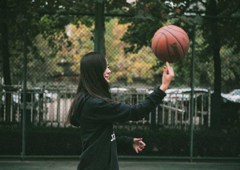篮球女神孙夕雨:因詹姆斯而炽热,她的青春在球场上飞扬 夕阳余晖下,孙夕雨扎着清爽马尾,身穿骑士队球衣,对着镜头露出甜美又自信的微笑,身后是安静的篮球场。