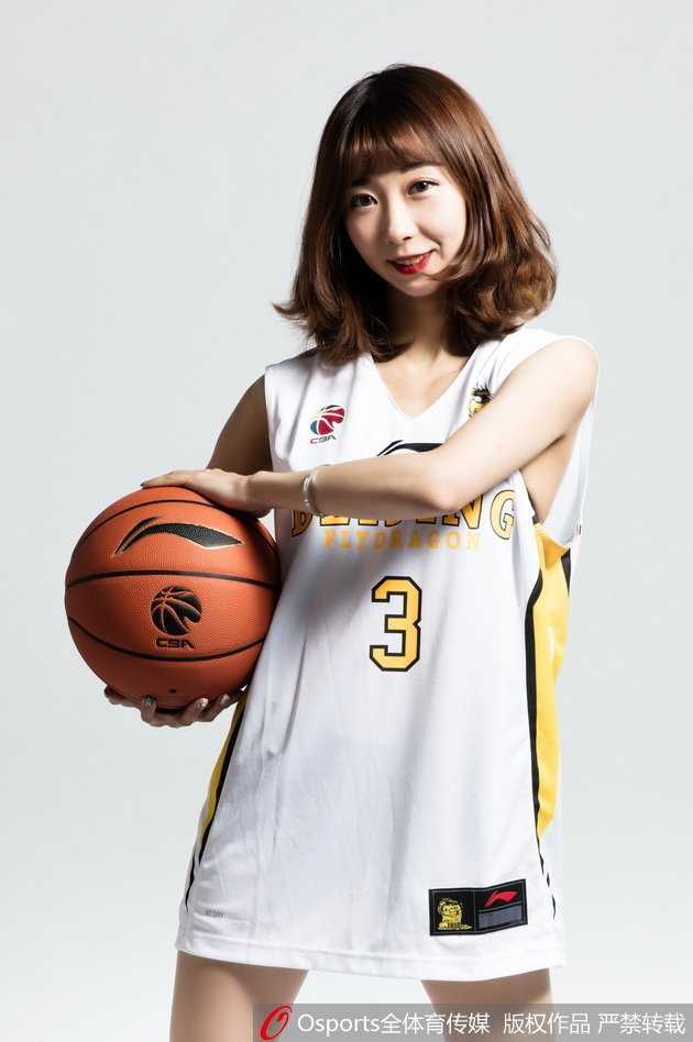 篮球宝贝侧身凝视，眼神充满对马布里的崇敬，亮片服装闪耀光芒。