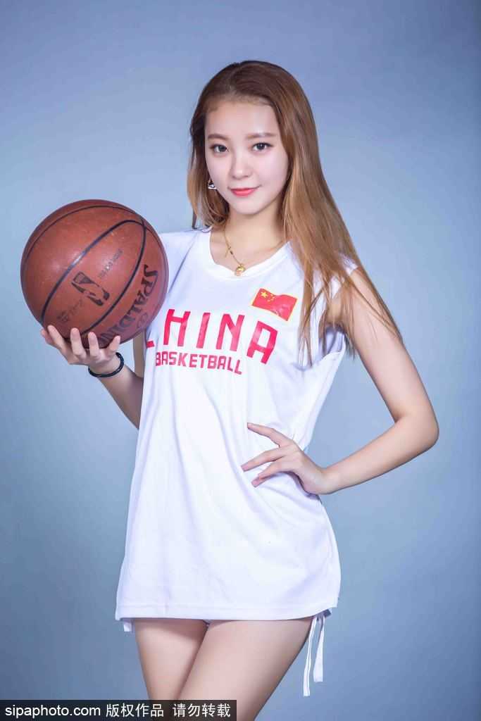 篮球宝贝身穿运动背心搭配短裤，大秀白皙紧致的美腿，侧身站立时曲线玲珑，健康肤色与运动装备相得益彰，诠释力量感。
