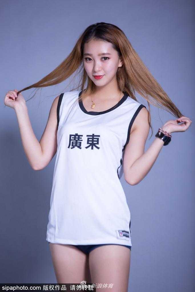 篮球宝贝倾情助威,广东男篮全运首战力克北京迎开门红 篮球宝贝们在舞台上整齐列队,她们挺拔的身姿和专业的表演,展现了篮球啦啦队的独特魅力。