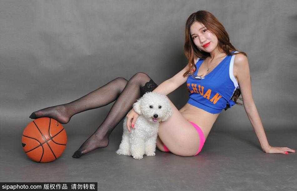 篮球宝贝写真添活力 盼助四川男篮走出连败低谷 镜头拉近,一位宝贝手持助威花球,眼神中透露出坚定与期许。她身后虚化的背景仿佛就是那战绩不佳的过往,而焦点始终停留在她试图用美丽与活力书写的全新希望之上。