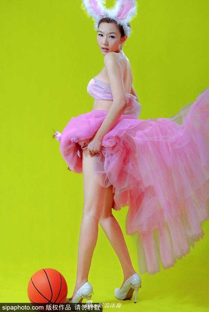 篮球宝贝刘闻雯兔女郎造型甜辣出击 手托香腮大秀逆天美腿 刘闻雯化身俏皮兔女郎,身姿曼妙,双手托腮对着镜头甜笑,仿佛篮球场上最灵动的精灵,一双笔直美腿格外吸睛。