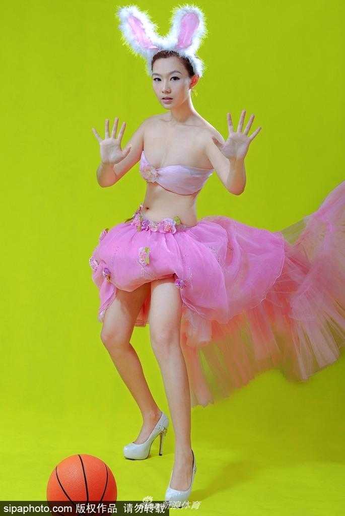 篮球宝贝刘闻雯兔女郎造型甜辣出击 手托香腮大秀逆天美腿 刘闻雯侧身回眸,黑色兔女郎装扮勾勒出她高挑玲珑的身材曲线,眼神中带着一丝慵懒与妩媚,将运动场的活力与女性的柔美融为一体。