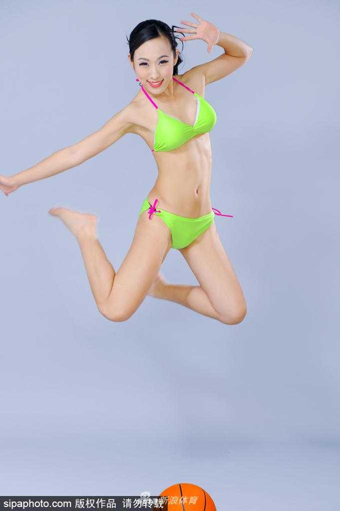 孙峥倚靠在篮球场的围网边，不经意间流露出的温柔眼神与身后火热的夏日阳光形成对比，展现出动静皆宜的独特魅力。