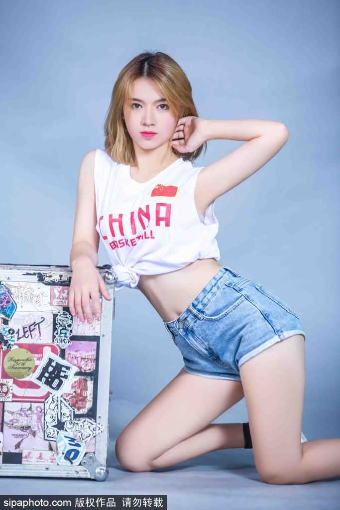 特写镜头下，篮球宝贝自信地扬起嘴角，单手轻松抓球，柔顺的长发与健康的肤色在光影下显得格外动人，展现出运动女性的独特魅力。