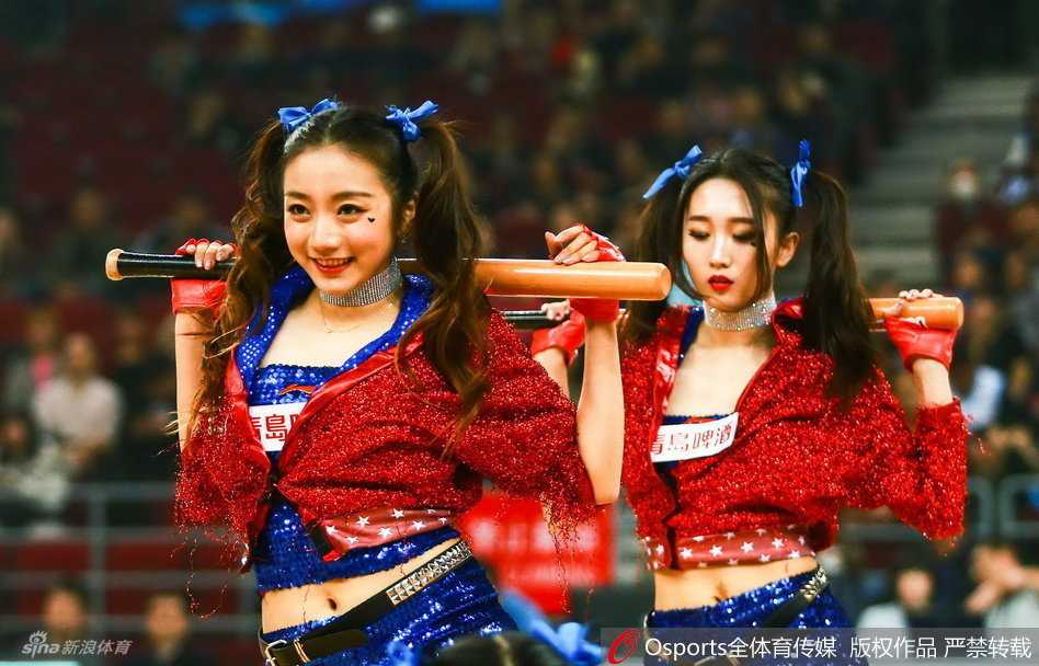 化身星际战士的篮球宝贝，身材极佳，霸气手势配合未来感服装，一袭黑衣酷劲十足。