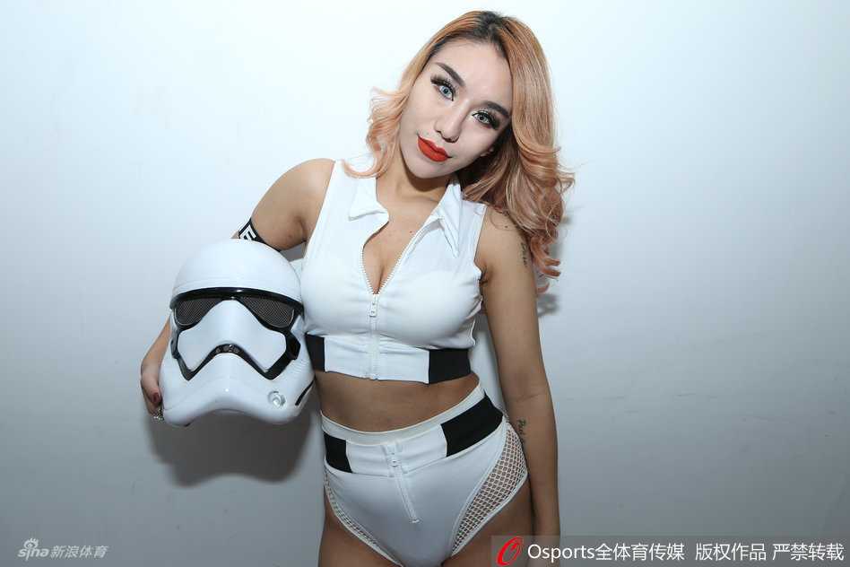 篮球宝贝一袭黑色紧身衣，身材极佳，摆出霸气手势，眼神坚定，面容姣好，展现浓浓运动风。