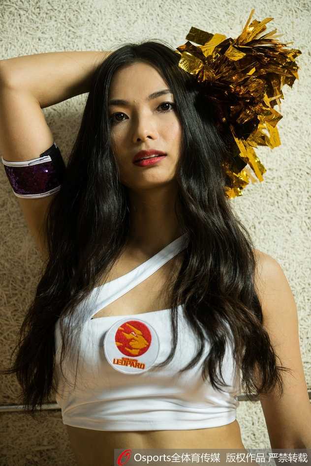 赛后，所有啦啦队员集体向观众席鞠躬致意，她们用真诚感谢球迷的支持，这一刻的温情与赛场上的热辣形成动人对比。