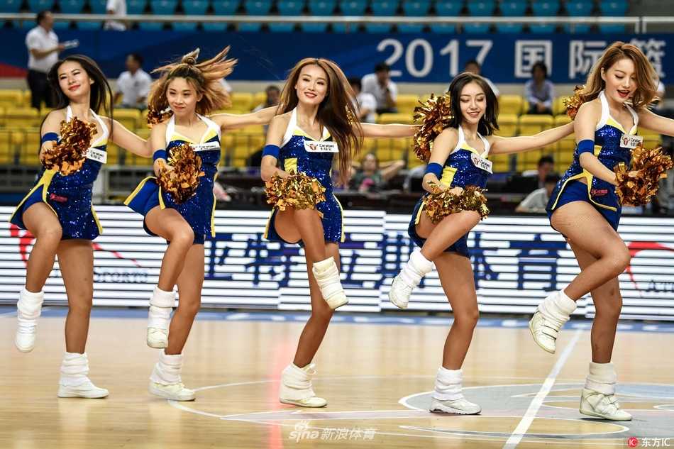 篮球宝贝燃动郴州:亚冠杯小组赛上的热力风景线 表演尾声,全体宝贝向看台挥手致意,温暖笑容与热情互动为紧张激烈的篮球之夜画上完美句号。