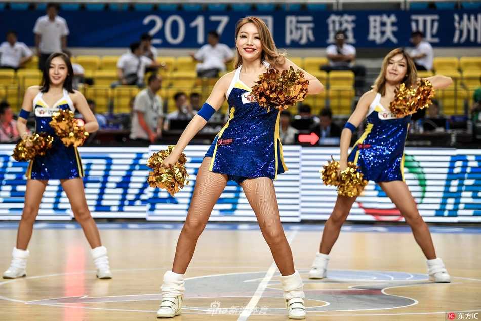 篮球宝贝燃动郴州:亚冠杯小组赛上的热力风景线 聚光灯下,篮球宝贝们高高跃起,马尾辫在空中划出活力弧线,灿烂笑容瞬间点燃全场热情。
