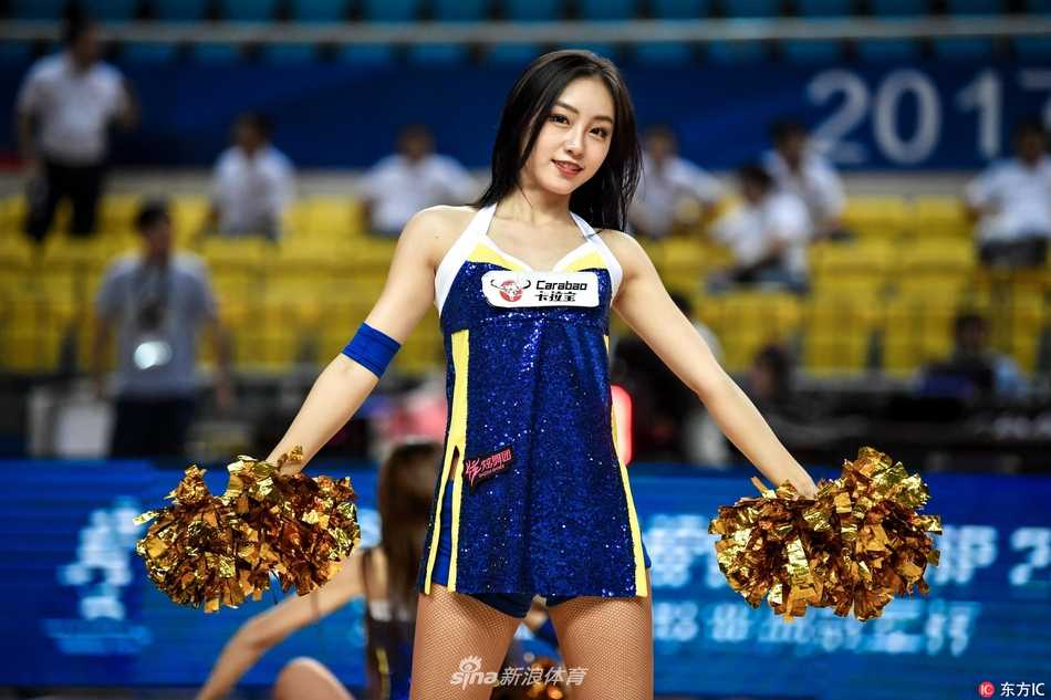篮球宝贝燃动郴州:亚冠杯小组赛上的热力风景线 中场表演高潮时刻,宝贝们托举配合形成空中造型,金色短裙闪耀全场,精湛技艺赢得看台阵阵喝彩。