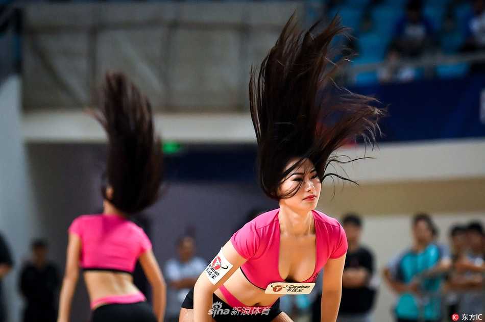 表演结束，篮球宝贝们集体向观众致意。她们虽然气喘吁吁，但脸上的笑容比任何时候都灿烂。这一刻，她们是当之无愧的焦点，用热情与汗水，为自己的青春写下了最美的注脚。