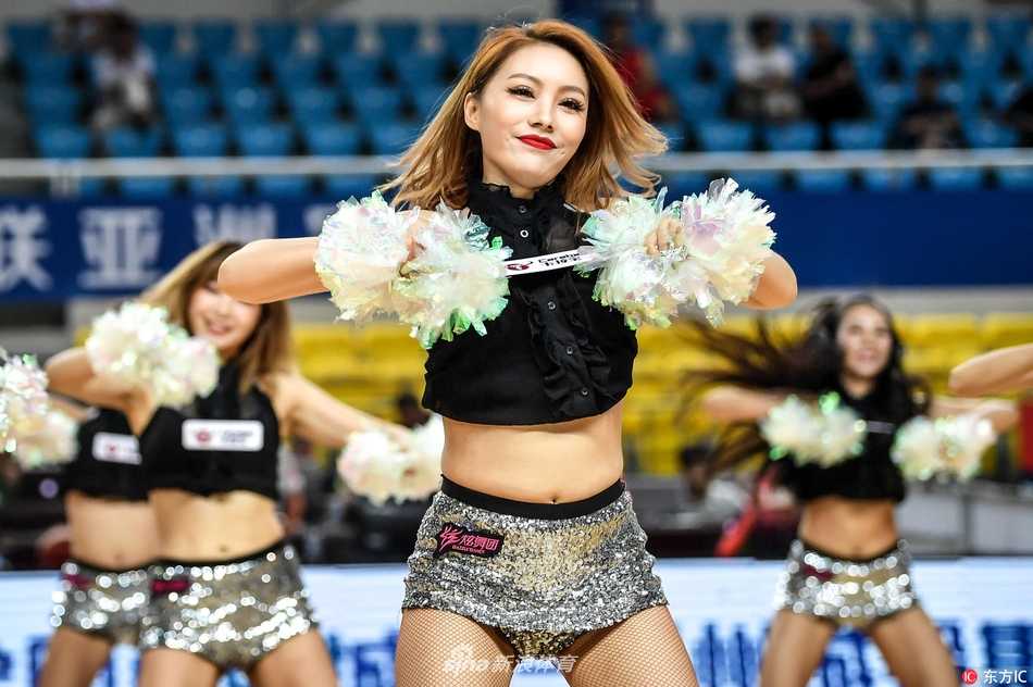 在动感音乐的节拍中，一位篮球宝贝高高跃起，长发在空中划出优美的弧线，紧身衣下展现的不仅是曼妙身姿，更是青春的无限活力与朝气。