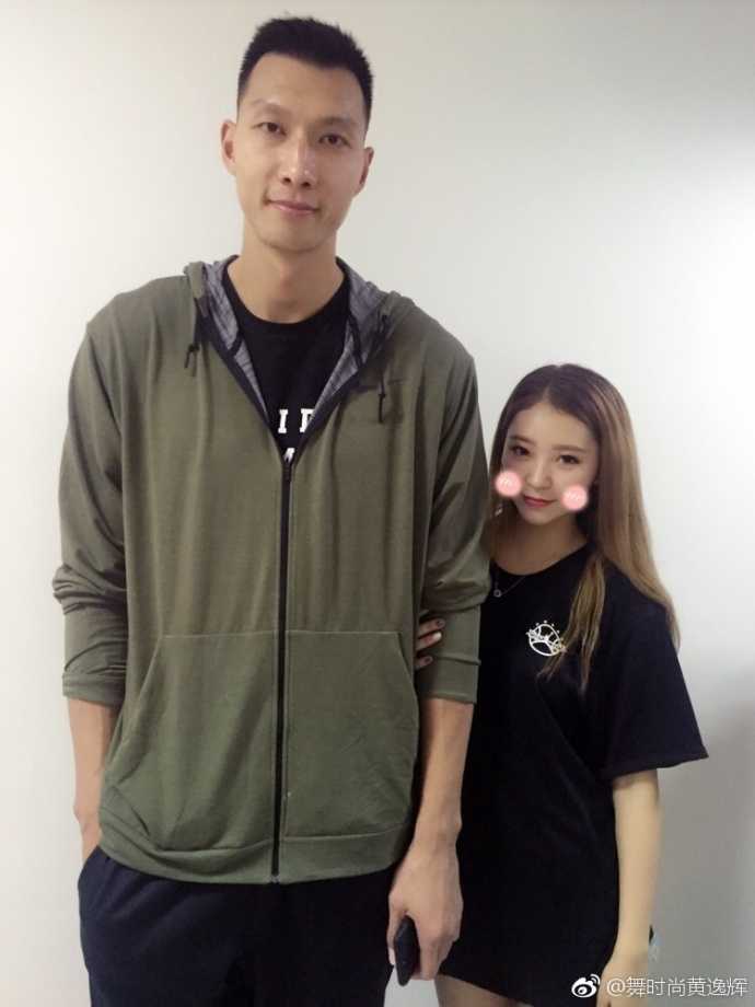 与队长周鹏同框，黄逸辉俏皮地比出剪刀手，略带羞涩的笑容里藏着对这位球场硬汉的敬意，场面极具反差萌。