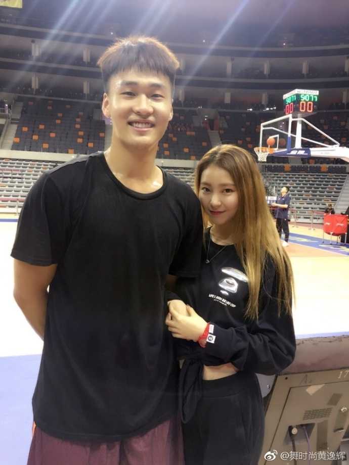 看台上，黄逸辉与闺蜜紧紧依偎在一起，两人专注地看着场内比赛，眼神中透露出对宏远队的深情支持。