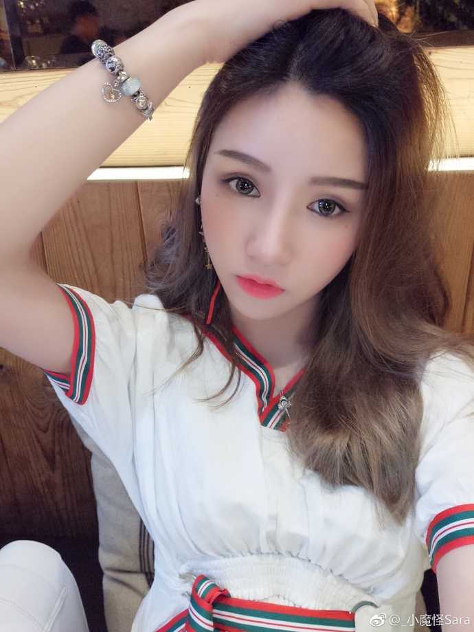 她将芭比的精致与篮球运动的活力完美融合，展现出一种全新的、更具亲和力的美