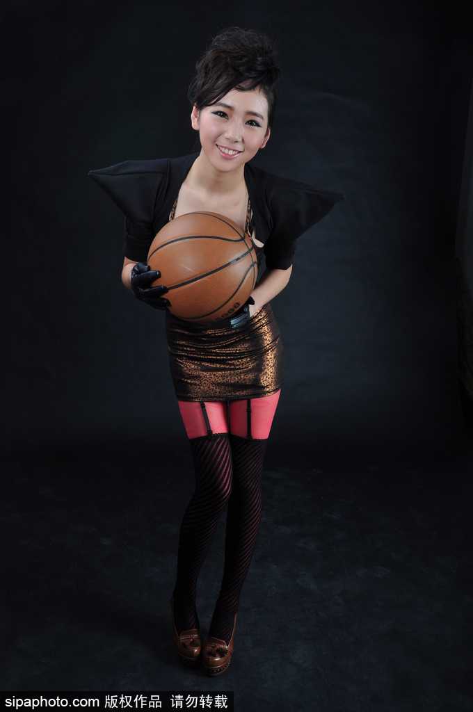 篮球宝贝穿越未来 超时空少女燃爆眼球 篮球宝贝侧卧炫光地面,银色战衣折射出梦幻光泽,修长身材与未来感背景完美交融,宛如沉睡的时空使者。