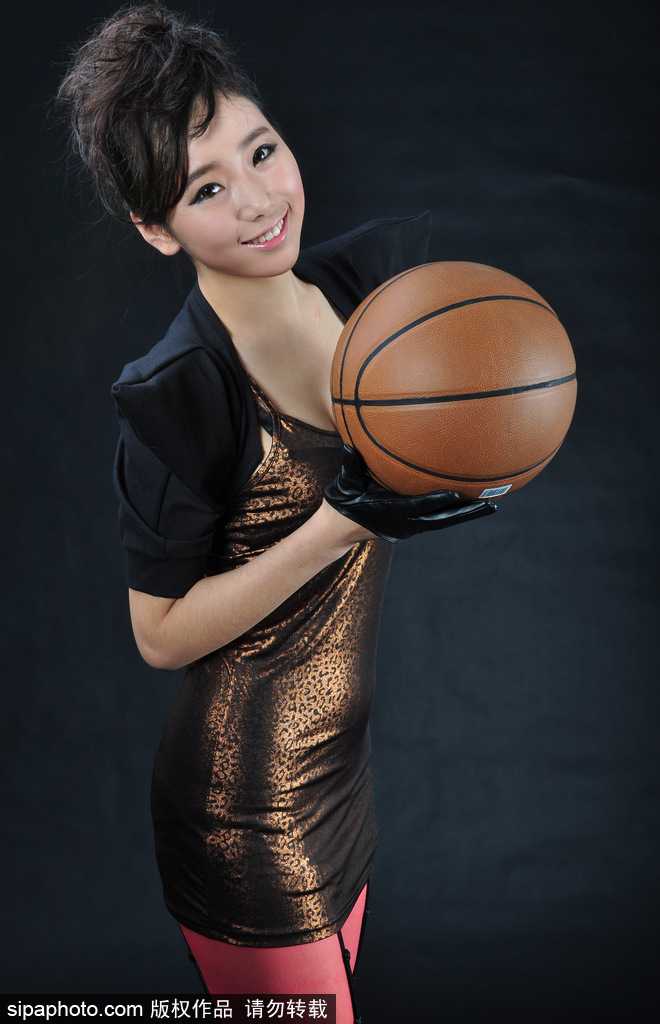 篮球宝贝穿越未来 超时空少女燃爆眼球 篮球宝贝腾空跃起,身体在空中形成优美的弧线,紧身衣下的肌肉线条充满爆发力,仿佛挣脱地心引力的未来女战士。