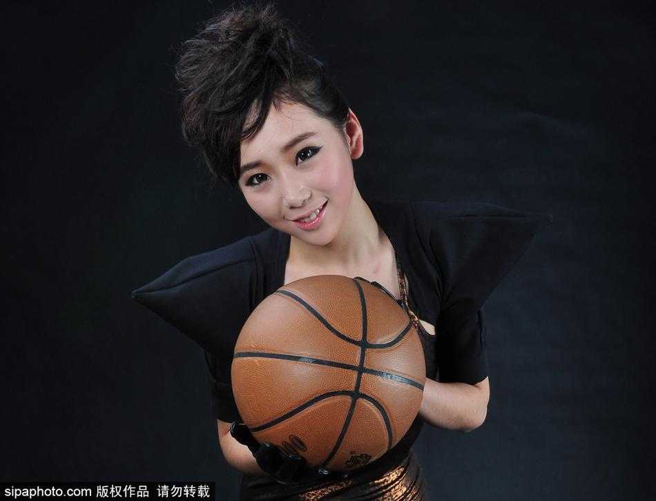 篮球宝贝穿越未来 超时空少女燃爆眼球 超时空少女手持发光圆环,眼神凝视前方,银色紧身衣包裹出完美腰臀比,背后是迷离的星际背景,冷艳又迷人。