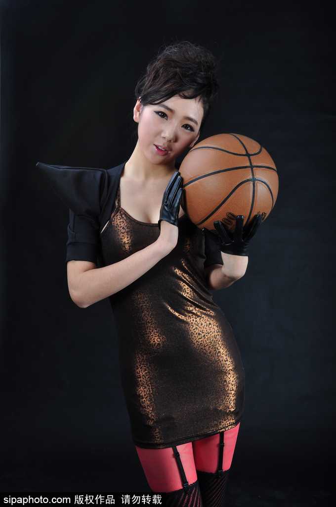 篮球宝贝穿越未来 超时空少女燃爆眼球 篮球宝贝与全息投影篮球互动,她轻轻托起虚拟的发光篮球,姿态舒展,未来感十足的装备让她如同掌控时空的少女。