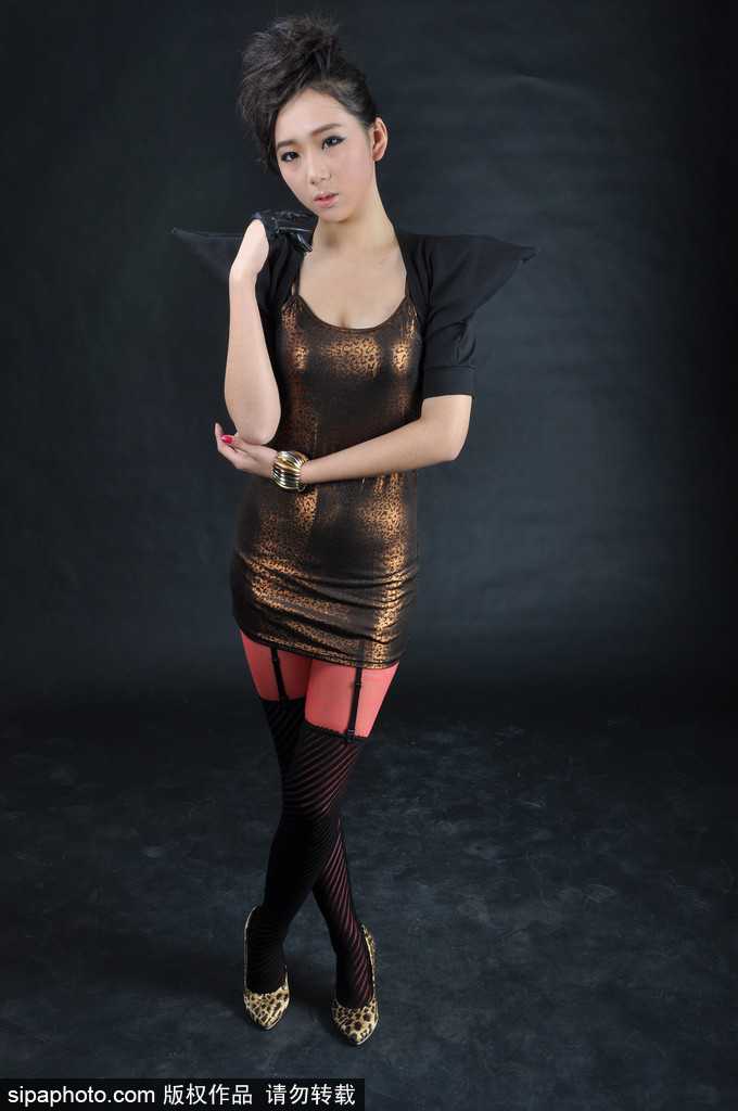 篮球宝贝穿越未来 超时空少女燃爆眼球 霓虹光影中,篮球宝贝扭动腰肢侧身回眸,曲线玲珑,服装上的光带随着动作闪烁,充满动感韵律,令人过目难忘。