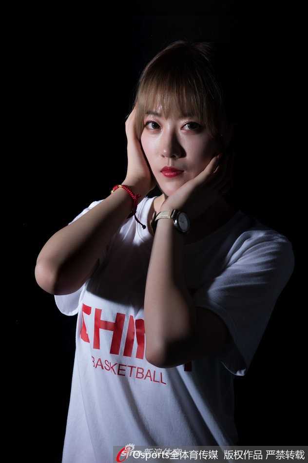 画面中的篮球宝贝与篮筐构成完美对角线，她高高跃起，指尖轻拨，仿佛完成了一次优雅的投篮，整个画面充满了张力与美感。