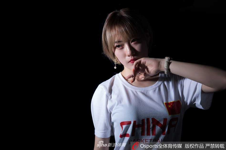 篮球宝贝运动写真点燃赛场激情,为中国男篮注入青春力量 篮球宝贝身姿矫健,在篮球架下跃起投篮,眼神专注而炽热,仿佛与赛场上的男篮队员心灵相通,用动作为他们送去远程助攻。