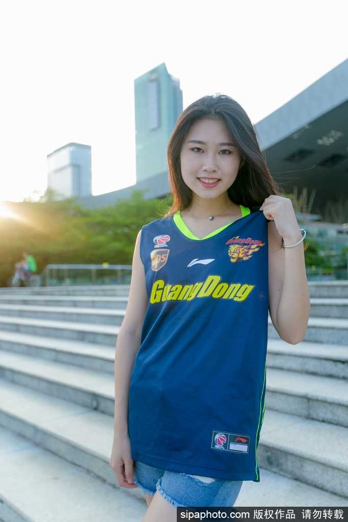 特写镜头下，一位篮球宝贝五官精致，露出标准而迷人的微笑，展现出作为赛场DJ之外最温暖人心的力量。