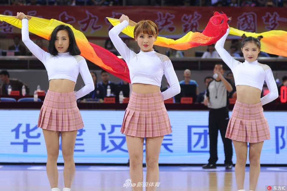 篮球宝贝:赛场中央的炫舞精灵与她们的热辣青春 活力无限的篮球宝贝扎着清爽马尾,身着亮蓝色短裙套装,在赛场中央随着节拍尽情舞动,露出健康的小蛮腰,笑容极具感染力。