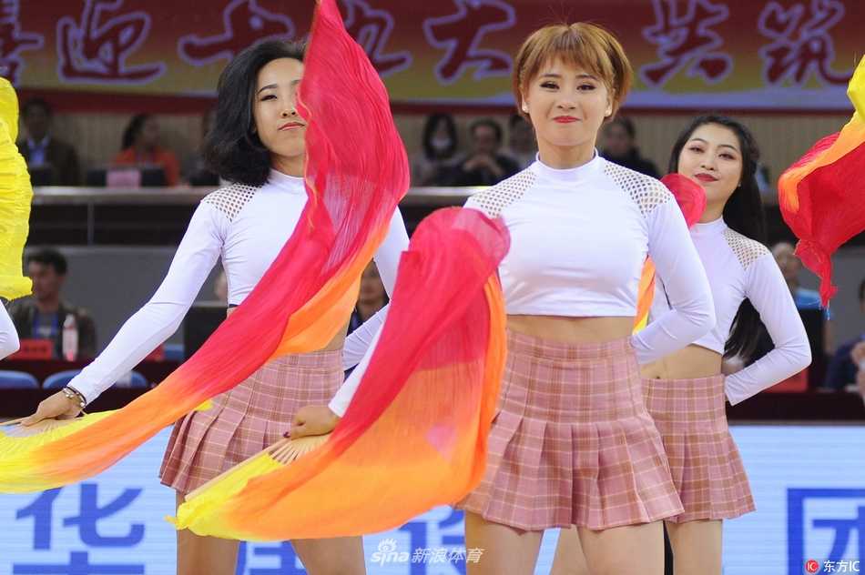 篮球宝贝:赛场中央的炫舞精灵与她们的热辣青春 赛场边的篮球宝贝们站成一排,修长美腿在短裙下格外吸睛,她们随着音乐节奏轻松摇摆,脸上洋溢着自信灿烂的笑容。