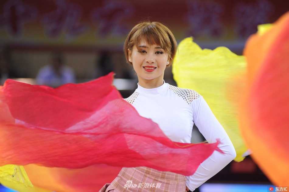 篮球宝贝:赛场中央的炫舞精灵与她们的热辣青春 面对镜头,这位宝贝回眸一笑,双手自然摆动,紧身的露脐上衣勾勒出完美身形,飞扬的发丝散发着运动的健康美感。