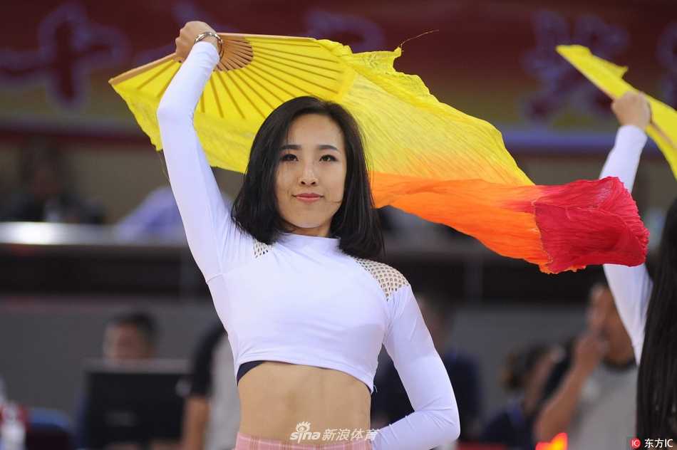 篮球宝贝:赛场中央的炫舞精灵与她们的热辣青春 动感旋律中,宝贝们动作整齐划一,高高跃起时金色短裙在灯光下闪耀,纤细腰肢尽显青春活力,瞬间点燃全场气氛。