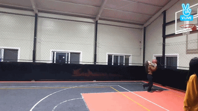 小仙女突破拉杆上篮，空中躲过封盖，动作飘逸