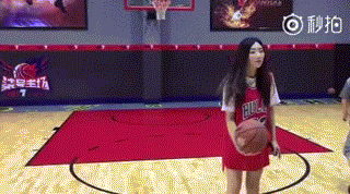 GIF定格了她挥洒汗水的过往，每一次运球都仿佛在诉说着对篮球场深深的眷恋。