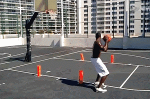 球员运球中突然急停，双脚如弹簧般向后撤出一大步，与防守者拉开巨大空档，从容跳投