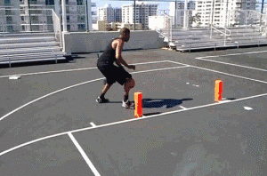 球员重心下沉，右脚如毒蛇吐信般向前刺探，眼神直视篮筐，瞬间晃开防守者重心