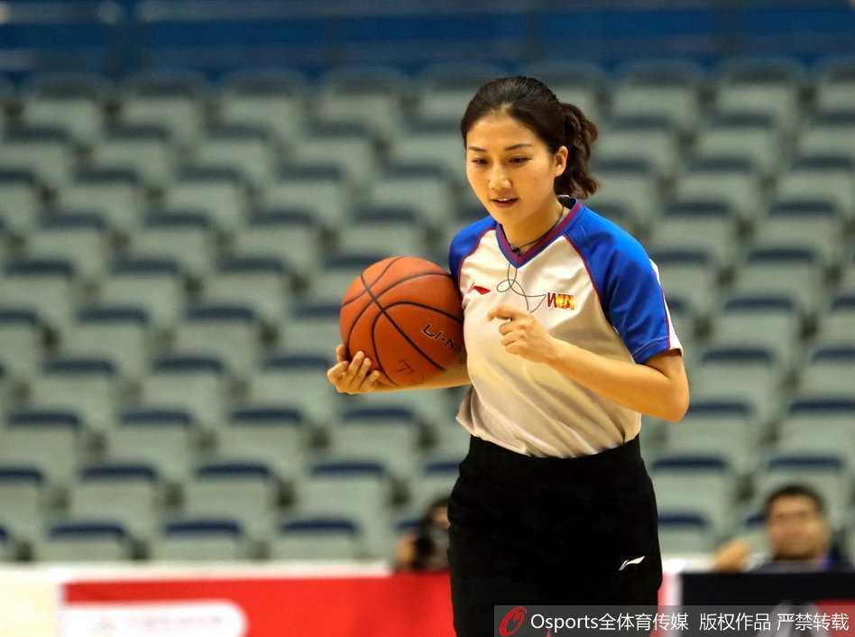 女裁判在比赛中做出手势，五指张开示意比赛继续，流畅的动作显示出她扎实的业务功底