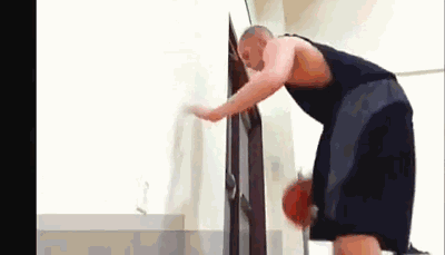 球员双手各运一球，一手做低幅度快频率拍球，另一手则进行体前交叉运球，左右互搏展现出极佳的球性掌控力