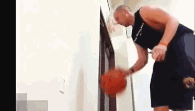 球员运球行进间突然一个急停，以一脚为轴干净利落地完成后转身，篮球被顺势拉起，完美地保护在身体另一侧