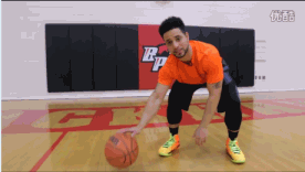 进阶训练中球员双手各运一球，强化双手控球能力和左右脑协调