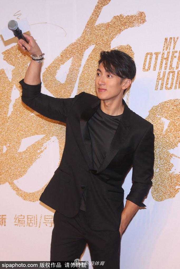 首映礼的最后，主创团队与嘉宾们在舞台上大合影，马布里、吴尊、何润东等人齐聚一堂，背景是闪耀的灯光与电影海报。大家竖起大拇指，为即将于8月4日上映的电影《我是马布里》加油打气，画面定格在这充满希望与梦想的一刻。